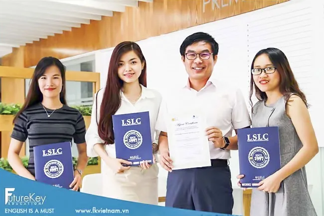 Phạm Nguyễn Thanh Thi và đối tác đại diện trường tại Philippines