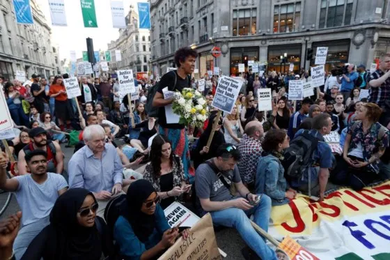 Cháy chung cư tại Anh: Cảnh sát xác định không có dấu hiệu cố tình gây cháy ảnh 4