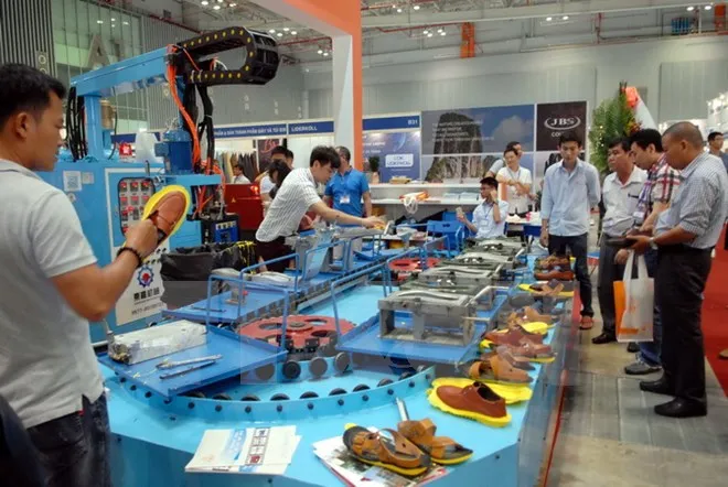 Khách tham quan các gian hàng máy móc sản xuất giày. 