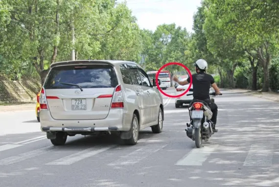 Cò đặc sản bám theo du khách để chèo kéo về điểm mua đặc sản trên đường Phù Đổng Thiên Vương, TP Đà Lạt. 