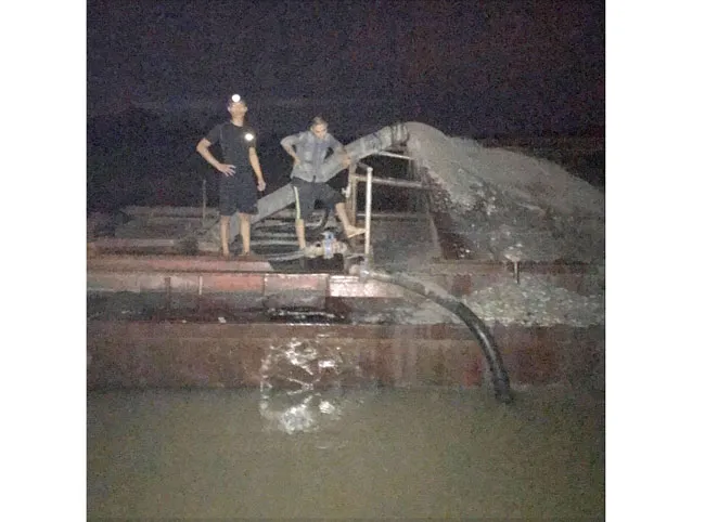 Cứ khoảng 9 giờ tối, các tàu sẽ kéo ra, bắt đầu bắt vòi hút. Đến 3,4 giờ sáng dừng hoạt động.