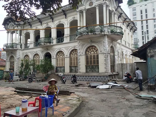 Một phần mặt trước của căn biệt thự xưa 3 mặt nổi tiếng ở Q.3, TP.HCM từng được cho thuê làm quán ăn, quán cà phê