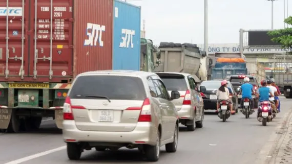 Xe cộ lưu thông qua quốc lộ 51 bị ùn ứ khi qua nút giao (ảnh chụp chiều ngày 11-7)