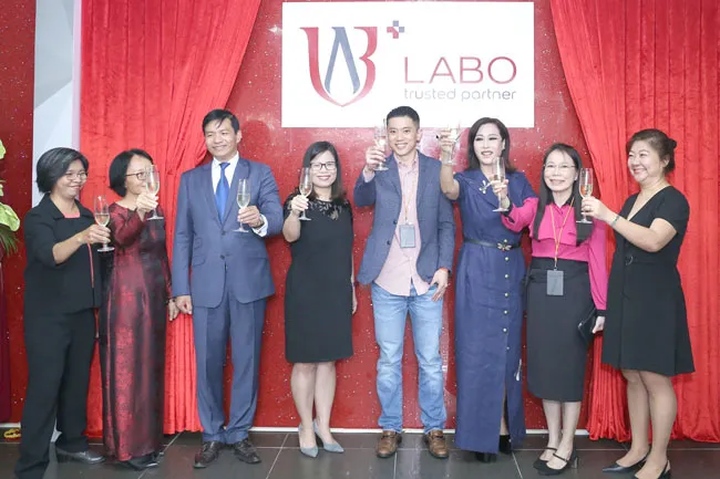 Bà Lê Hoàng Lan_Ngưới sáng lập, kiêm Tổng Giám đốc LABO (thứ ba từ phải sang) cùng các cộng sự và đối tác
