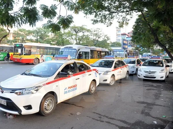 Thực hư taxi truyền thống chịu thuế cao hơn Grab, Uber