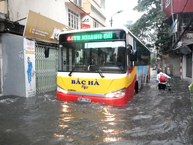 Nhiều tuyến đường ngập sâu Hà Nội do bão số 2 ảnh 1