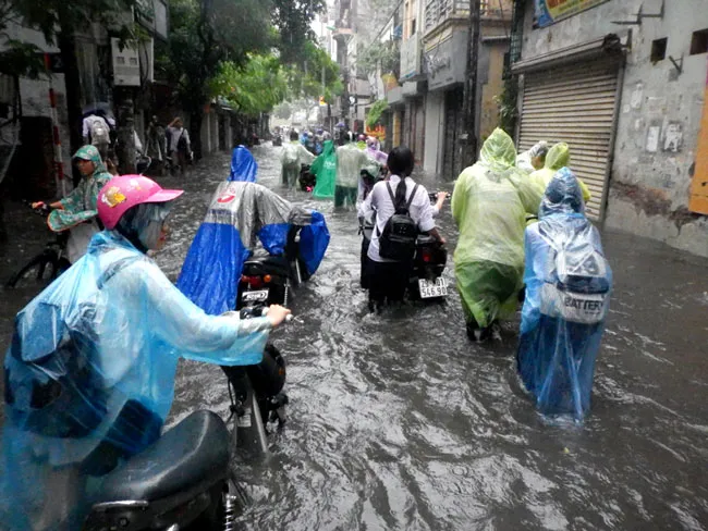 Nhiều tuyến đường ngập sâu Hà Nội do bão số 2 ảnh 4