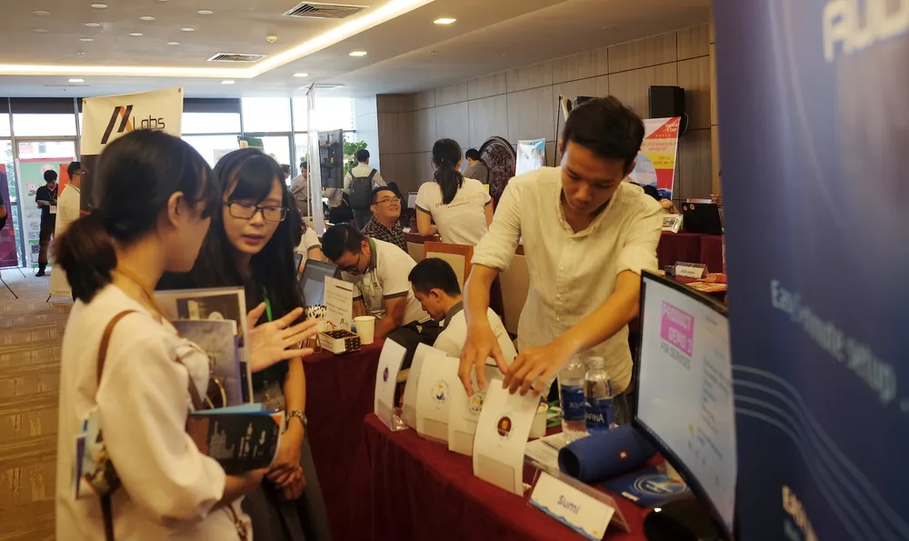 Nhiều sản phẩm đổi mới sáng tạo được trưng bày tại triển lãm Khởi nghiệp Đà Nẵng SURF 2017. 