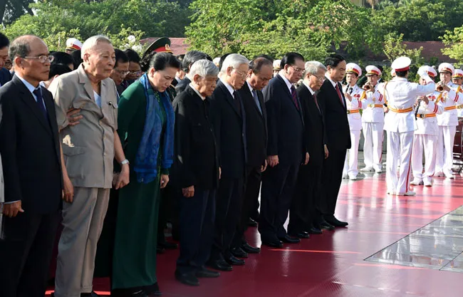 Lãnh đạo Đảng, Nhà nước dâng hương tưởng niệm các anh hùng liệt sĩ ảnh 2