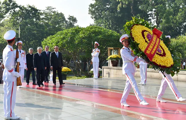 Lãnh đạo Đảng, Nhà nước dâng hương tưởng niệm các anh hùng liệt sĩ ảnh 1