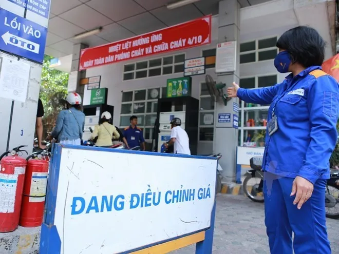 Cửa hàng xăng dầu trực thuộc Petrolimex chuẩn bị điều chỉnh giá. 