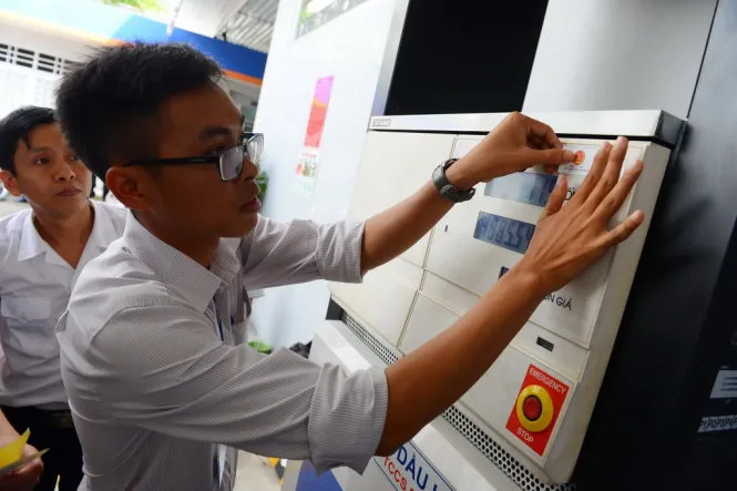 Tem mã vạch được dán tại một cây xăng Petrolimex trên đường Hai Bà Trưng - Trần Cao Vân, Q.1, TP.HCM.