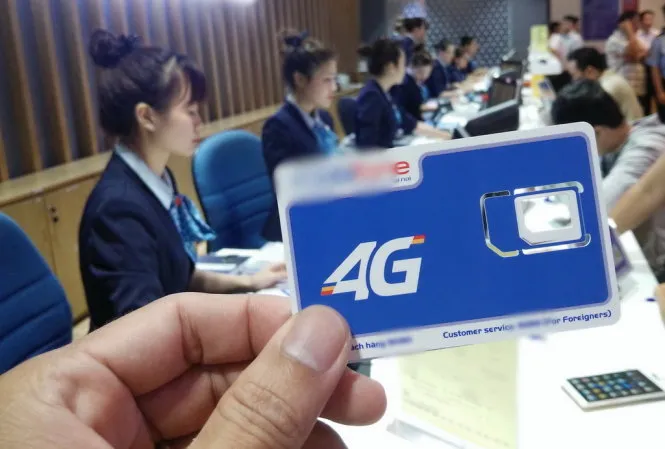 Giới thiệu sim và thủ tục chuyển sang gói 4G tại phòng giao dịch một nhà mạng - Ảnh: Đ.THIỆN