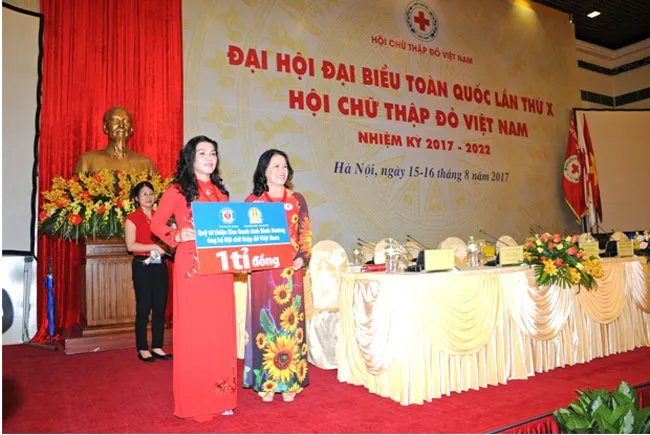 Bà Đặng Thị Kim Oanh, Tổng giám đốc Công ty cổ phần Địa ốc Kim Oanh, kiêm Chủ tịch Hội đồng Quản lý Quỹ Từ thiện Kim Oanh trao bảng biểu trưng 1 tỉ đồng cho bà Nguyễn Thị Xuân Thu, Chủ tịch Hội Chữ thập đỏ Việt Nam.