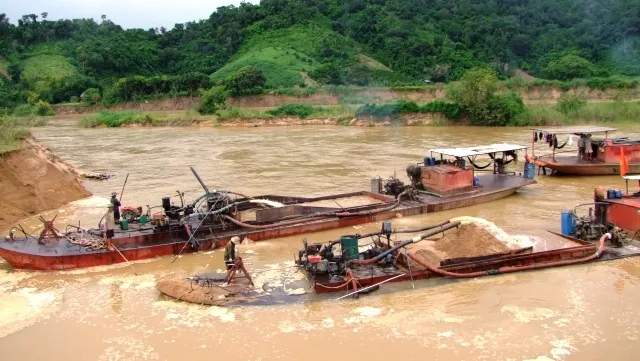 Tạm giữ 4 tàu hút cát trái phép trên sông Đáy