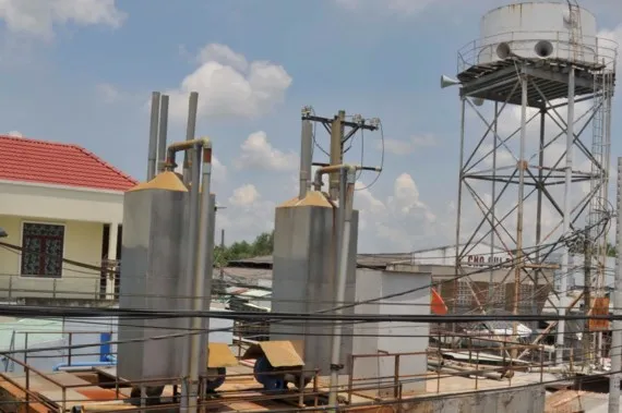 Hệ thống khai thác nước ngầm tại xã Quy Đức, huyện Bình Chánh . Ảnh: THÀNH TRÍ