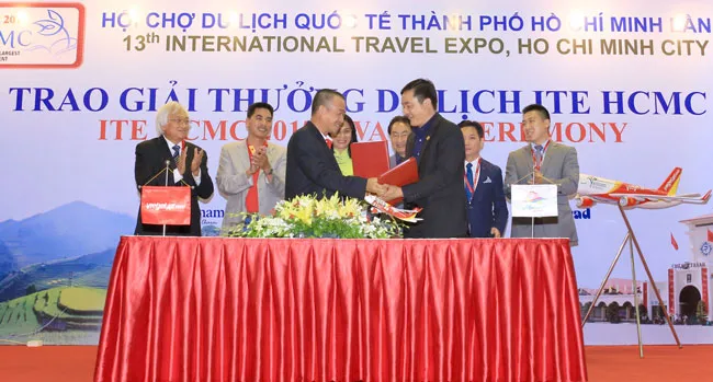 Ông Lưu Đức Khánh - Giám đốc Điều hành Vietjet và Ông Bùi Tá Hoàng Vũ - Giám đốc Sở Du lịch TP HCM thực hiện ký kết dưới sự chứng kiến của Bà Nguyễn Thị Thu - Thành ủy viên, Phó chủ tịch UBND TP.HCM.
