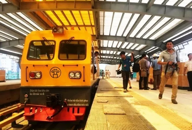 Đoàn tàu chạy thử kiểm tra đường ra dự án Cát Linh - Hà Đông sáng 28/9