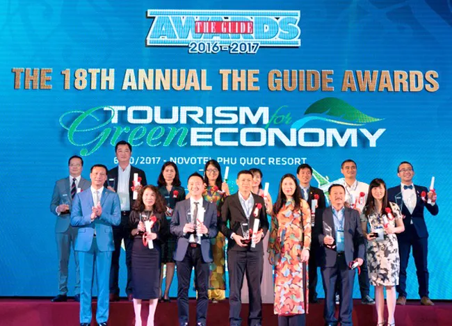 Ông Chu Việt Cường - Thành viên HĐQT Vietjet – nhận giải thưởng 