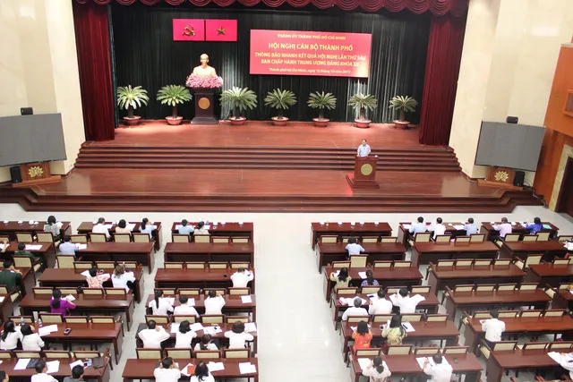 Các đại biểu nghe báo cáo nhanh kết quả Hội nghị TW 6 - Ảnh: MAI HOA