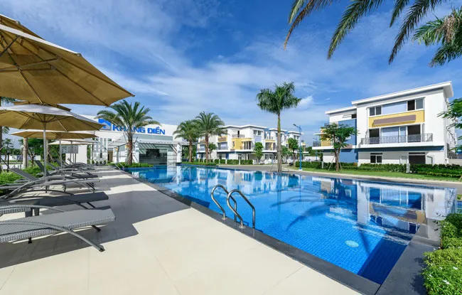 Hồ bơi hiện đại ngay khu trung tâm dự án