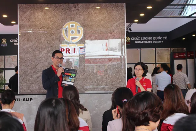 Ông Chinnachote Mo-on, Trợ lý Phó Tổng Giám đốc PRIME GROUP giới thiệu gian hàng tại triển lãm Vietbuild.