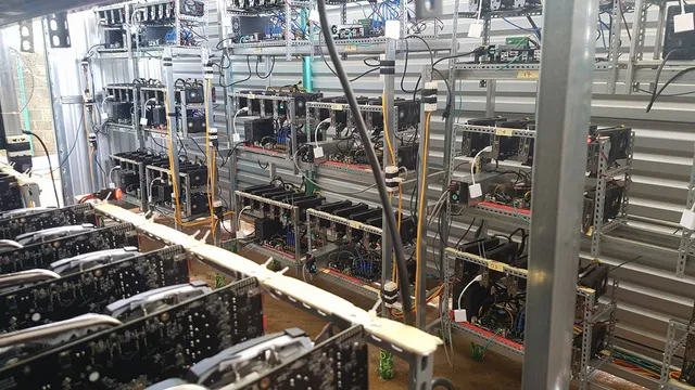 "Trại trâu", từ dùng chỉ các "mỏ" đào Bitcoin ở Đắk Lắk. Chủ nhân đã đầu tư gần 2 tỷ đồng. Tiếng ồn và hơi nóng tản ra từ máy móc là đặc trưng của các mỏ đào Bitcoin - Ảnh: XUÂN TIẾN