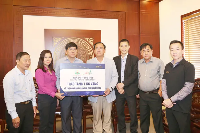 Ông Từ Văn Phước _ CTHĐQT trao tặng 1 kg vàng 9999 nhằm hỗ trợ các công tác cứu trợ.