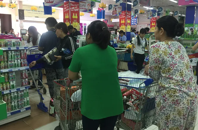 Khách hàng chờ tính tiền tại Co.opmart Nguyễn Đình Chiểu (Q.3, TP.HCM) ngày đầu khuyến mãi