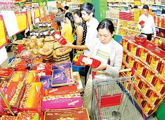 Chọn mua bánh kẹo tết tại Co.opMart Cống Quỳnh. Ảnh: THANH TÂM