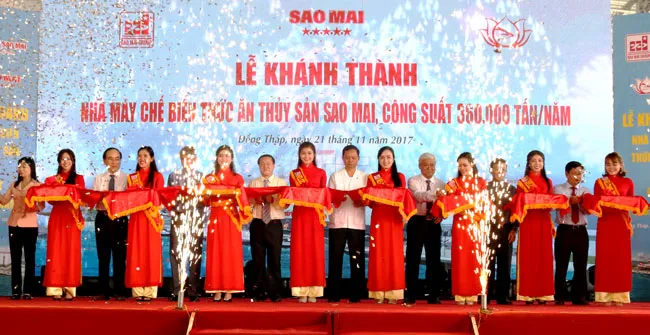 Các đại biểu cắt băng khánh thành Sao Mai Super Feed.