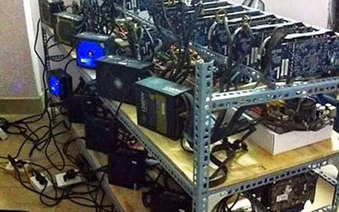 Nhiều người đầu tư tiền Bitcoin bất chấp rủi ro có thể xảy ra.