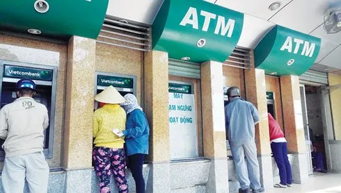 NHNN "lệnh" các ngân hàng không được để ATM thiếu tiền