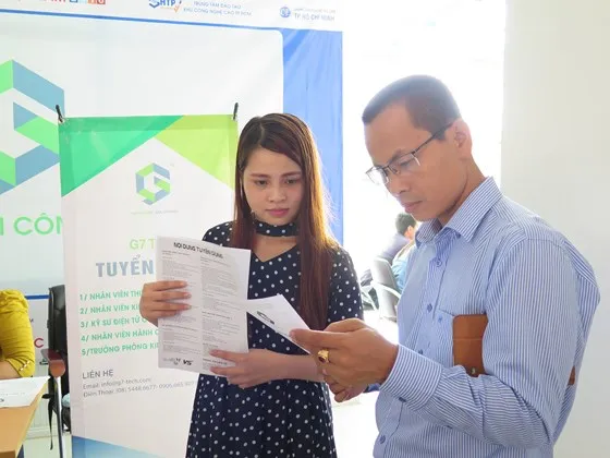 Người lao động gặp gỡ doanh nghiệp tìm kiếm cơ hội việc làm