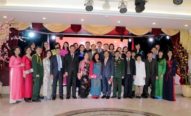 Cán bộ Đại sứ quán Việt Nam tại Nga chụp ảnh lưu niệm. (Ảnh: Quang Vinh/Vietnam+)