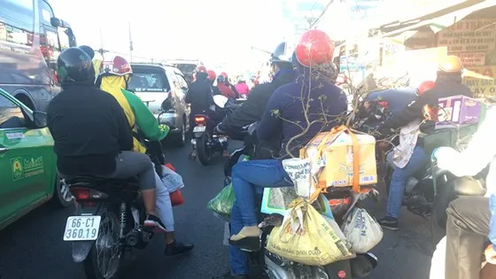 Người dân tấp nập về lại thành phố sau đợt nghỉ Tết