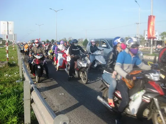 Rất nhiều người dân từ Hậu Giang, Sóc Trăng, Bạc Liêu... lên TPHCM, Bình Dương làm việc, phải đi qua địa phận TP Cần Thơ vào sáng mùng 5 Tết, nhưng giao thông thông thoáng, không bị kẹt xe...
