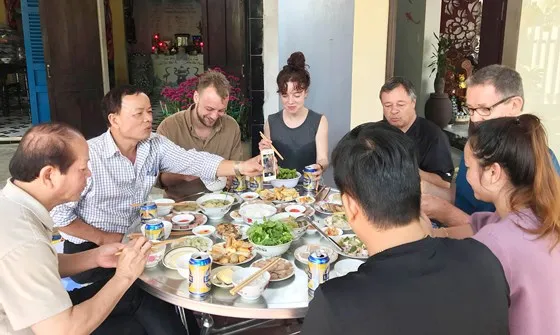  Khách ăn tết cùng gia đình homestay An Bàng Làng Tôi