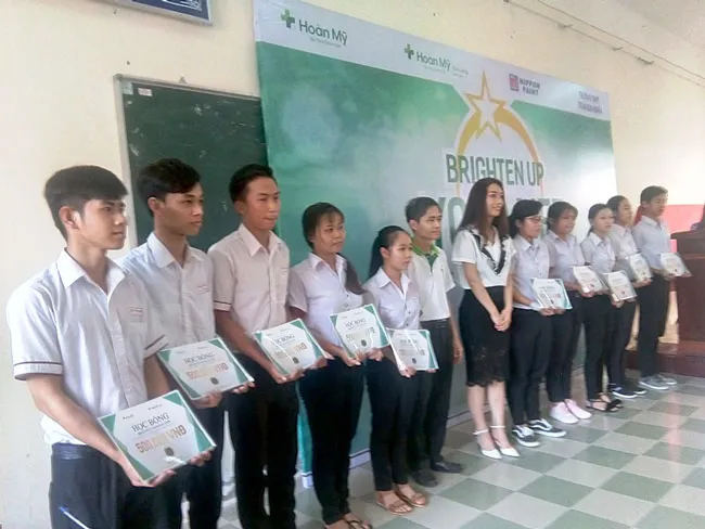 Trao học bổng cho học sinh hiếu học trường THPT Trần Đại Nghĩa.