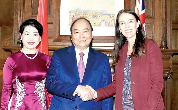 Thủ tướng New Zealand Jacinda Ardern đón tiếp Thủ tướng Nguyễn Xuân Phúc và phu nhân Ảnh: TTXVN