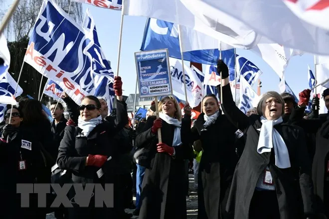 Nhân viên Hãng Air France tuần hành yêu cầu tăng lương tại sân bay Charles de Gaulle ở Roissy, ngoại ô Paris ngày 22/2. (Nguồn: AFP/TTXVN)