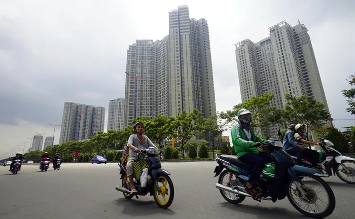 Theo đề xuất của Bộ Tài chính, căn hộ chung cư sẽ phải cõng cả thuế nhà và thuế đất. Trong ảnh: các dự án bất động sản đang được xây dựng dọc xa lộ Hà Nội đoạn qua Q.2, TP.HCM - Ảnh: QUANG ĐỊNH