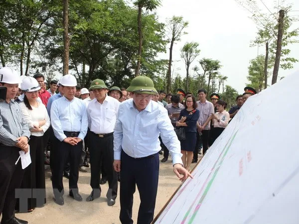 Phó Thủ tướng Vương Đình Huệ kiểm tra tiến độ Dự án đường đầu tư mở rộng đường Vành đai 3 Mai Dịch - Cầu Thăng Long. (Ảnh: Mạnh Khánh/TTXVN)