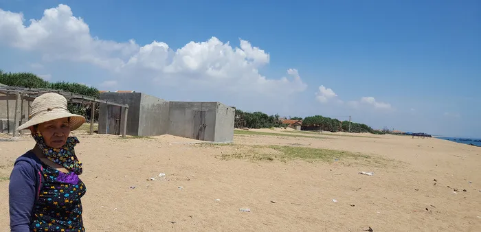 Một khu đất ở ven biển thuộc khu phố Phú Thọ 2, nơi có nhiều người dân đã bán với giá nhiều tỉ đồng - Ảnh: DUY THANH