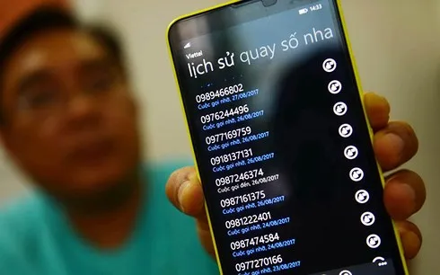 Liên tục có các số điện thoại dùng để gọi đòi nợ. (Ảnh: Tuổi Trẻ) 