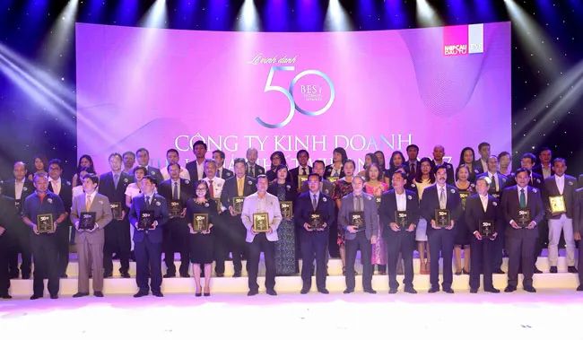 Trao giải top 50 công ty kinh doanh hiệu quả.