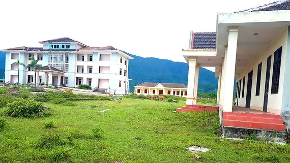 Trụ sở hành chính UBND xã Kỳ Lợi (thị xã Kỳ Anh, Hà Tĩnh) bỏ hoang nhiều năm nay