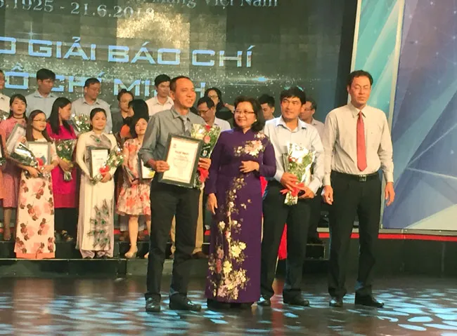 Phóng viên Đỗ Trà Giang báo ĐTTC nhận giải nhất * Thể loại chính luận, bình luận. Ảnh: Lê Tiền Tuyến