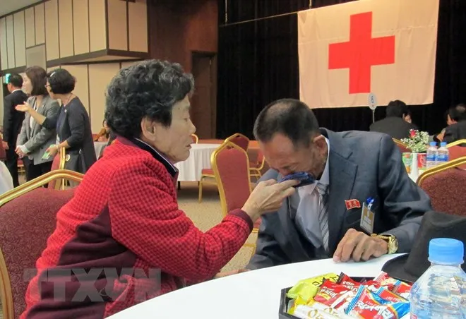 Đoàn tụ gia đình ly tán giữa Hàn Quốc và Triều Tiên. (Nguồn: AFP/TTXVN)