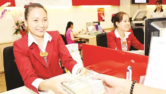 Giá USD tại ngân hàng ngày 25-6 đang ở mức 22.920 đồng/USD - cao nhất kể từ đầu năm 2017. Ảnh: HUY ANH